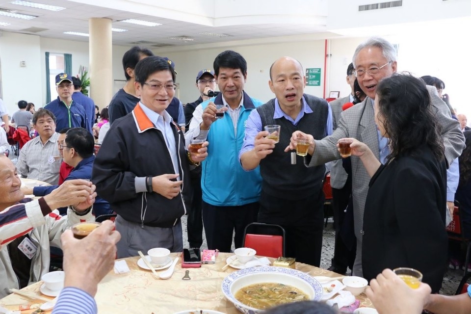 108年度農民節表彰大會致意 韓國瑜：讓農民過更好的生活。(記者劉明吉翻攝)