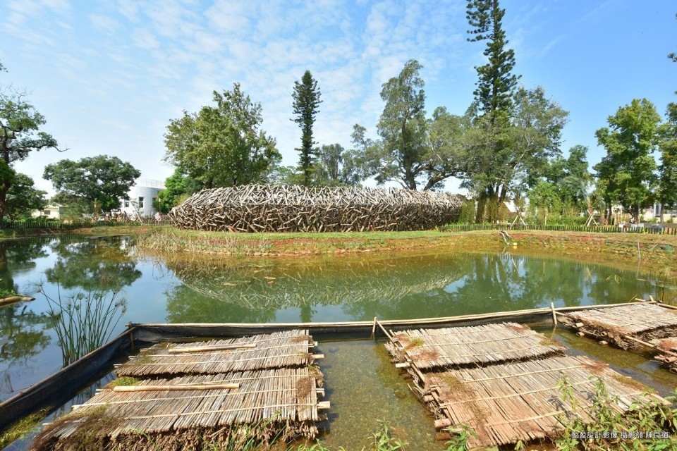 Lakaw怎麼捕魚？花博后里園區「原生祕境」。(記者劉明福翻攝)