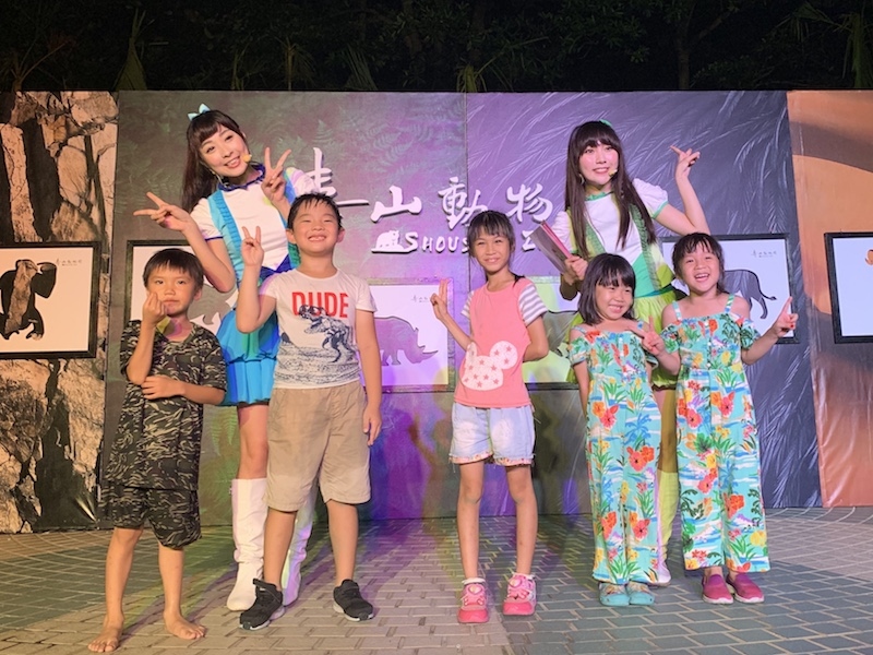 2019壽山動物園暑期夜間「YOYO家族」月亮姐姐與kiwi姐姐歡樂帶動跳(記者陳盈吉翻攝)