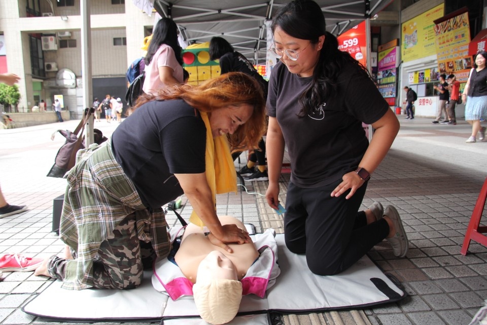 「弘光有愛、健康無礙」健康促進活動中，移工玩闖關學CPR。(記者白信東翻攝)