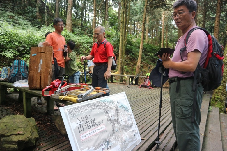 加里山登山口展示山老鼠盜伐的牛樟木及所使用的各式盜伐器具(攝影新竹林管處彭馨儀)。(記者詹美子翻攝)