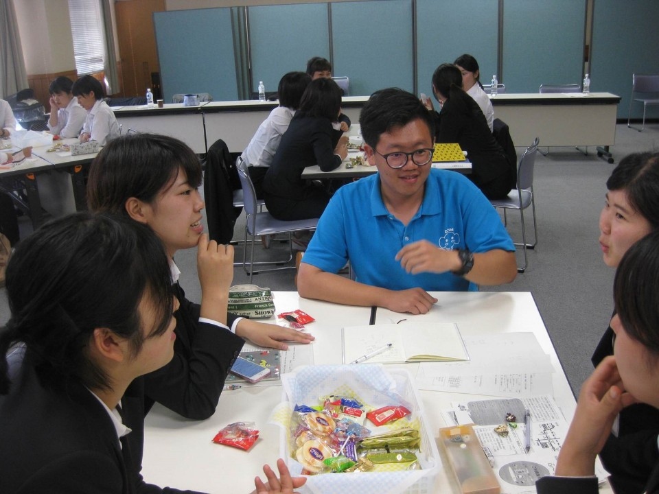 嘉藥老服系學生與日本大學生進行分組討論(記者謝國樑翻攝)