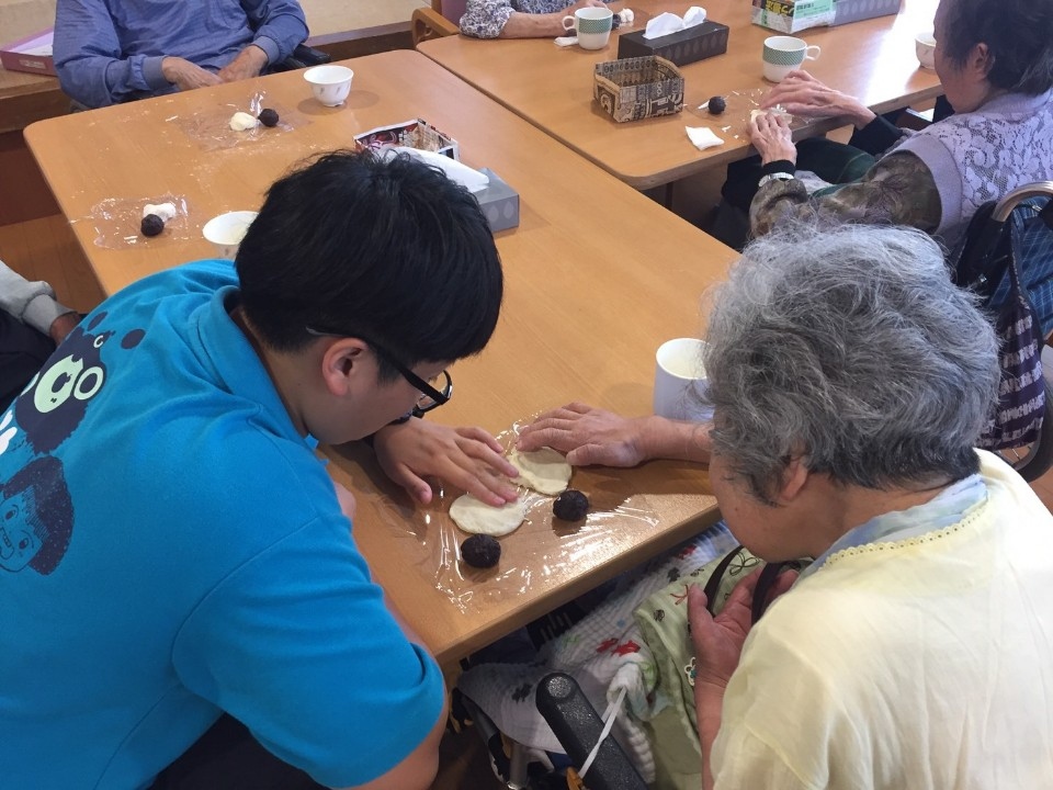 嘉藥老服系學生藉由製作甜點協助日本長者手部運動(記者謝國樑翻攝)