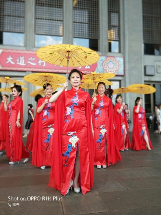 圖文：海峽兩岸旗袍會旗袍啦啦快閃首發會群寶基因高登氧運動水海峽兩岸旗袍會指定品牌。（記者徐培譯/攝影）