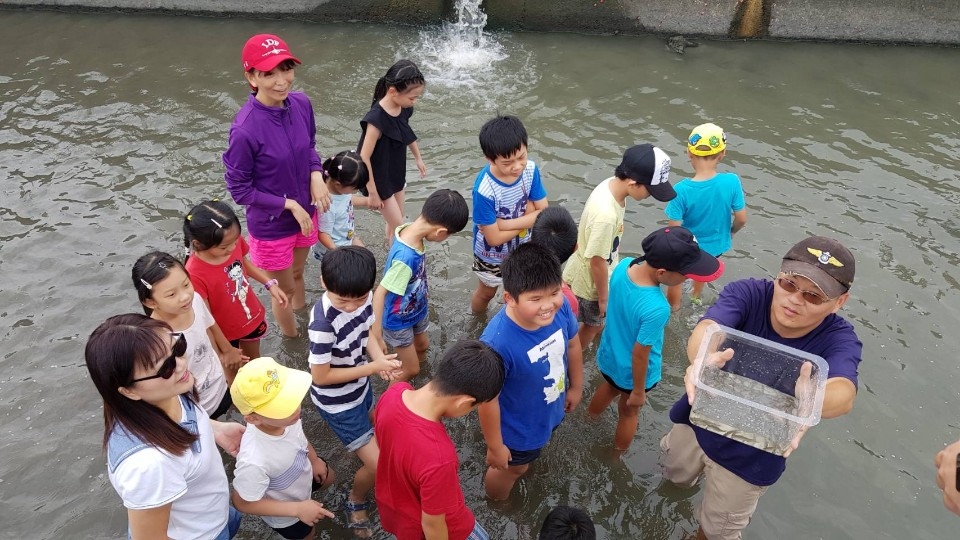 圖文：水規所與霧峰國小踏水尋溪認識在地排水路裡的住民。（黎家興提供）圖文：水規所與霧峰國小踏水尋溪認識在地排水路裡的住民。（黎家興提供）