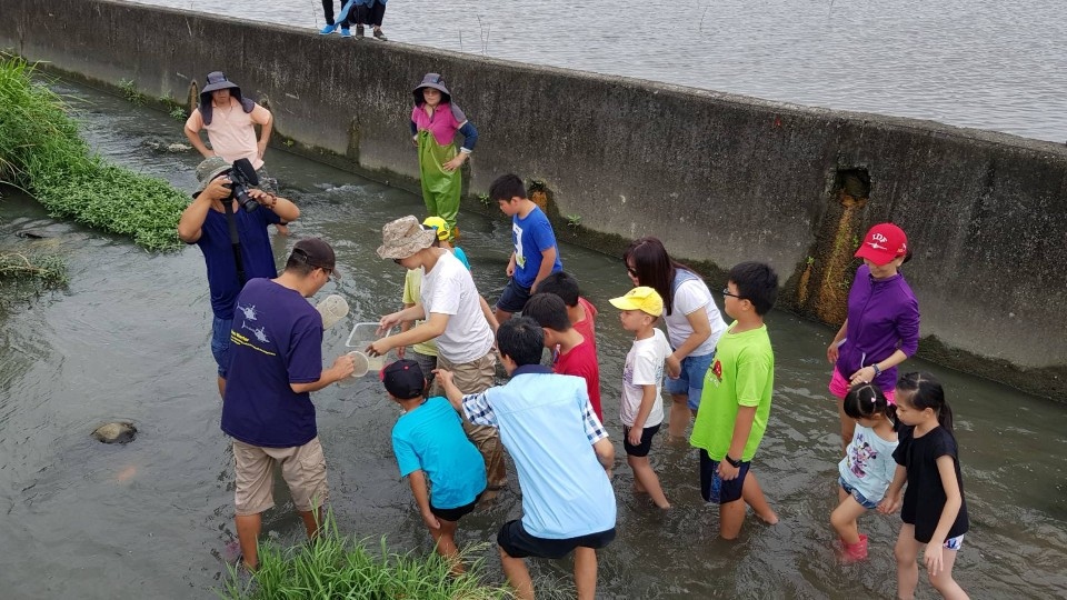 圖文：水規所與霧峰國小踏水尋溪認識在地排水路裡的住民。（黎家興提供）圖文：水規所與霧峰國小踏水尋溪認識在地排水路裡的住民。（黎家興提供）