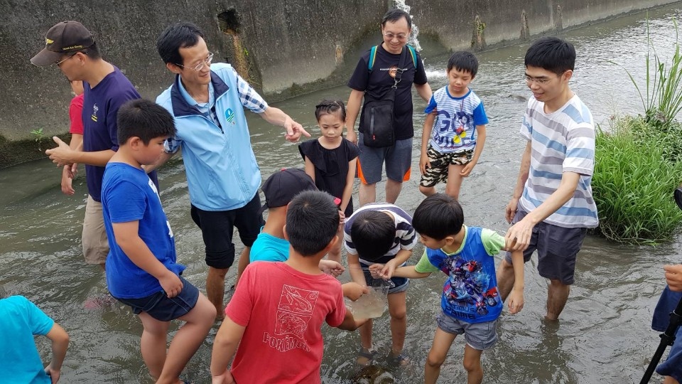 圖文：水規所與霧峰國小踏水尋溪認識在地排水路裡的住民。（黎家興提供）