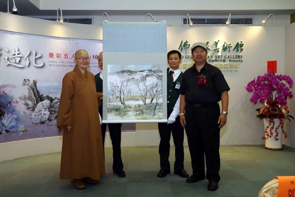 展出藝術家王俊盛致贈墨彩作品「清香小道」，由佛光緣美術館總館長如常法師代表接受。(記者張文晃翻攝)