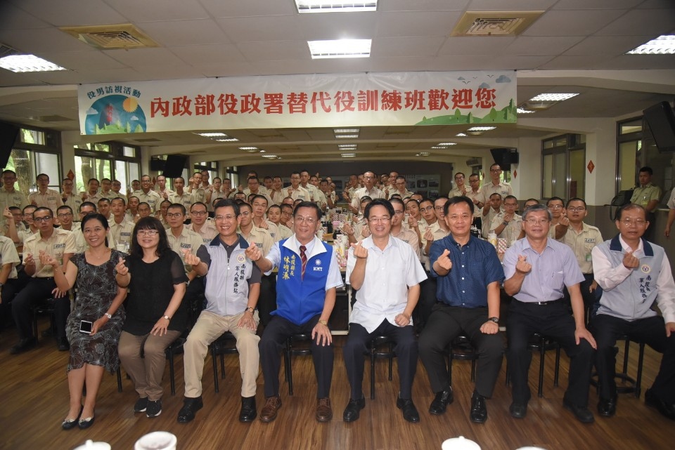 林縣長成功嶺勞軍 關懷替代役及敎召員。(記者張光雄翻攝)