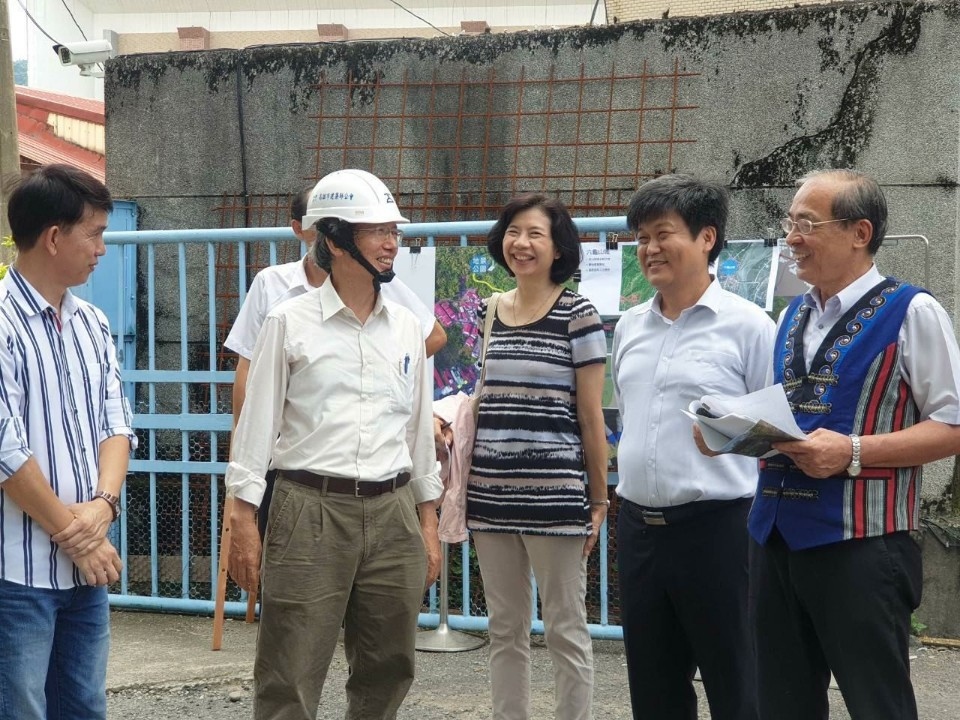 洪東煒走訪六龜山城 心繫偏鄉孩童。(記者張文晃翻攝)