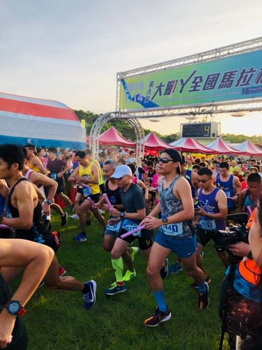 第六屆大腳丫盃馬拉松接力賽開跑 1,800位跑者參賽挑戰自我。(記者陳信宏翻攝)