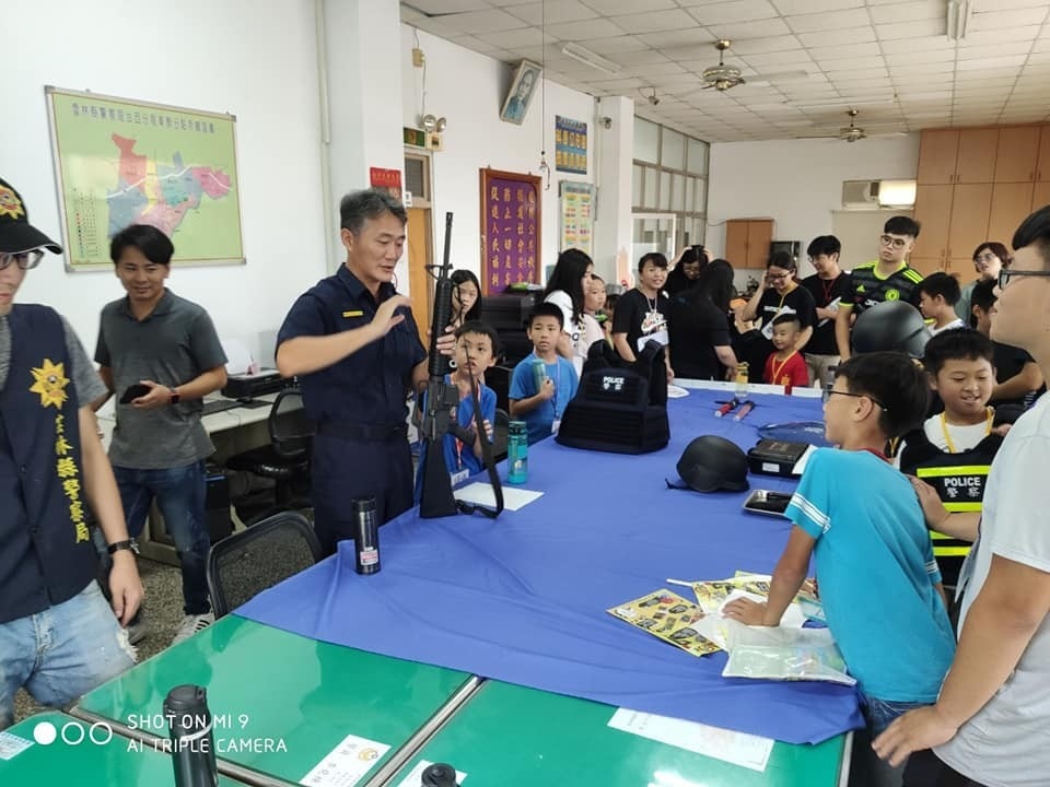 結合夏令營 臺西警青春專案宣導防詐反毒不酒駕。(記者蘇杉郎翻攝)