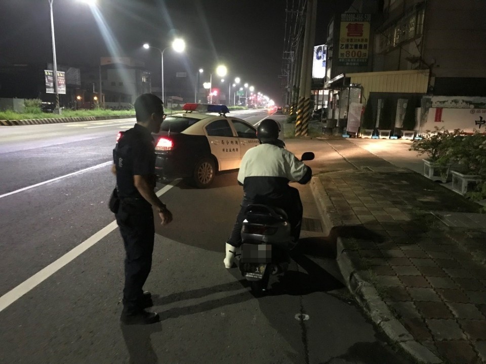 老翁與老車 湖內警出腳相助送回家。(記者張文晃翻攝)