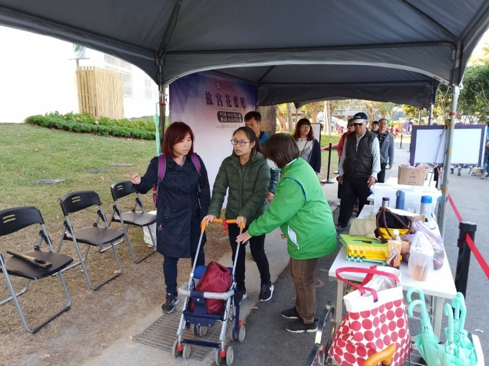 進用人員指引民眾搭乘接駁車。(記者白信東翻攝)