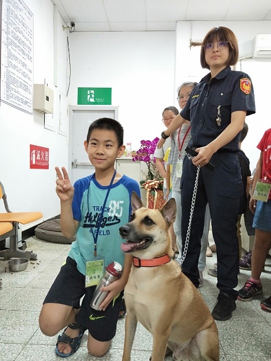 鹿寮社區國小學童校外參訪派出所 光華派出所歡喜迎接。(記者陳應交翻攝)