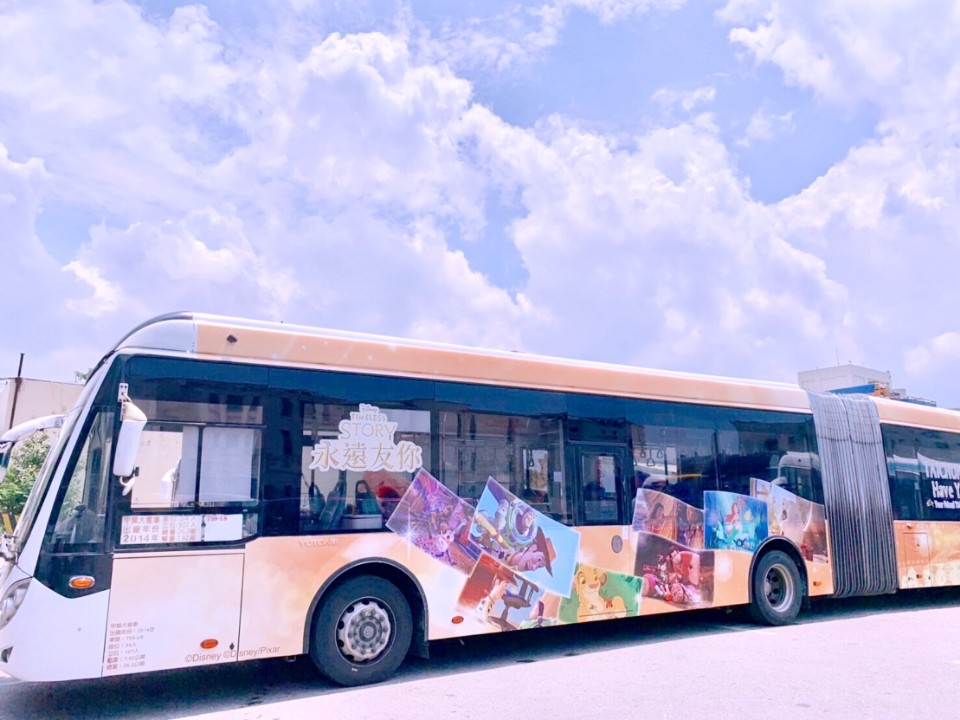 全國首輛《迪士尼永遠友你》主題彩繪雙節公車上路。(記者陳信宏翻攝)