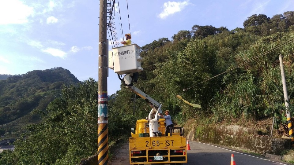 和平區達觀里電信纜線半懸空中 警方及時應處避免意外。(記者張越安翻攝)