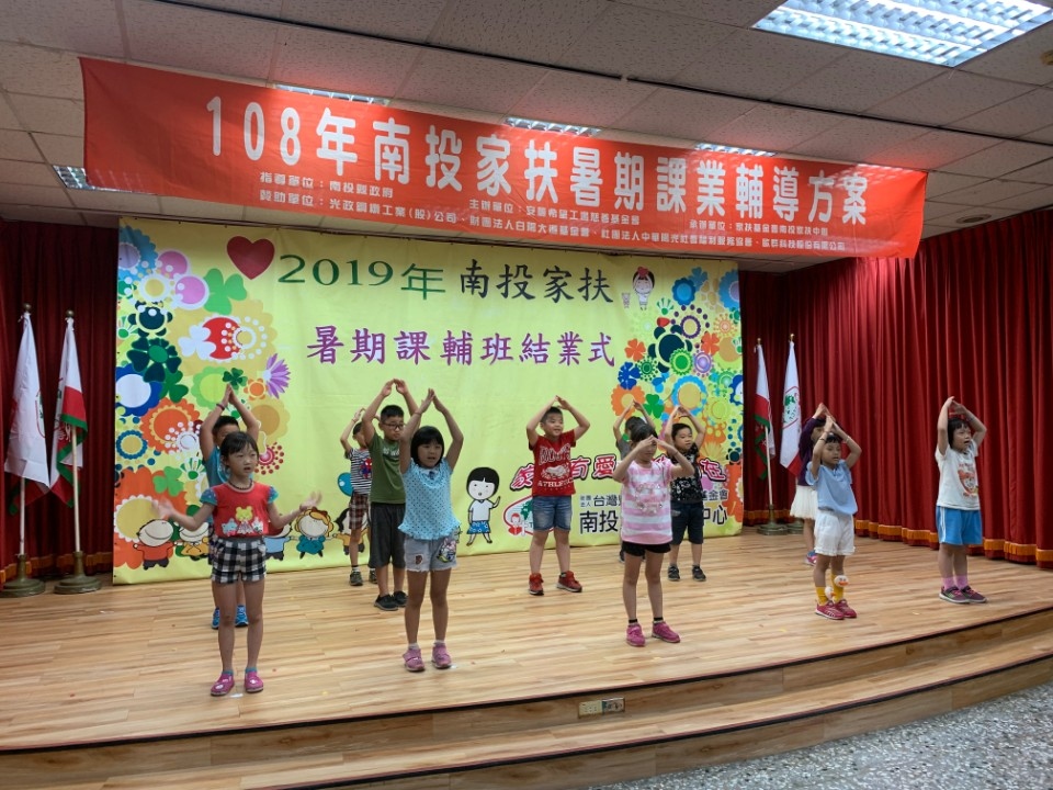 學童用心準備陶笛、民俗舞蹈、唱詩歌來呈現兩個月來的成果。(記者張光雄翻攝)
