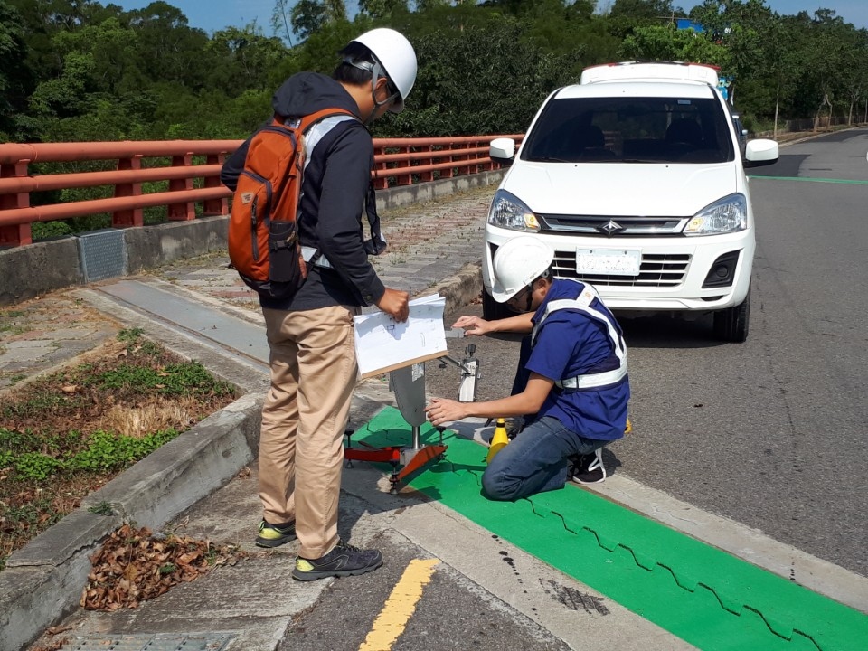 守護行車安全 中市提升車行路橋伸縮縫防滑係數。(記者高秋敏翻攝)