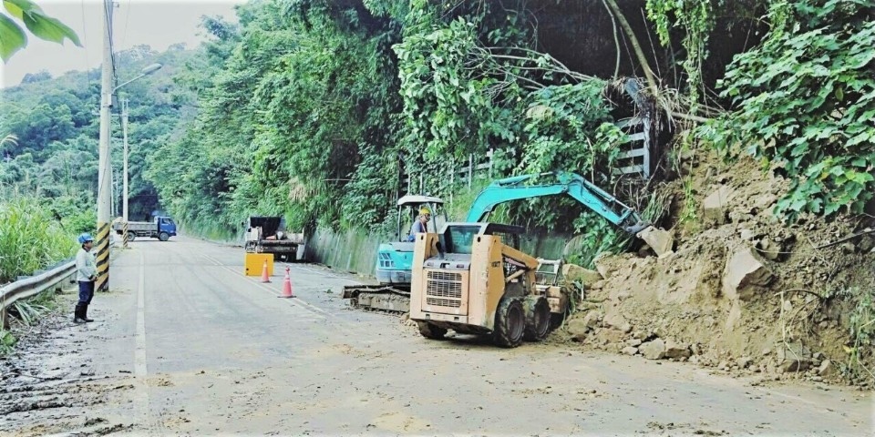 山區多處落石坍方 建設局迅速搶通道路。(記者張越安翻攝)