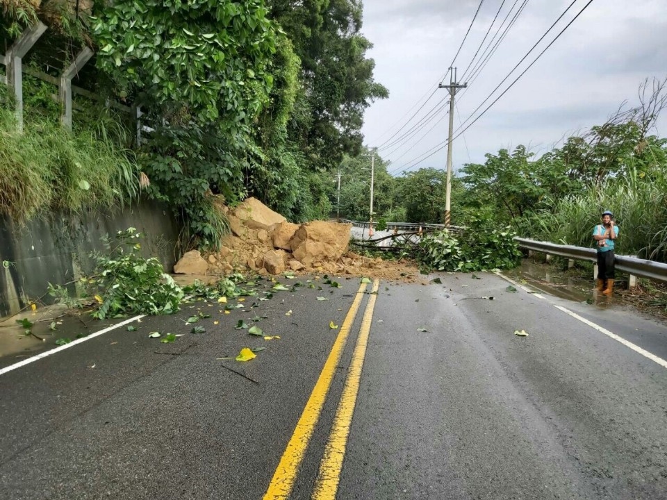 巡路人員通報道路受阻。(記者張越安翻攝)