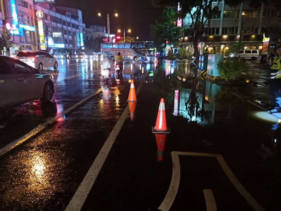 強降雨道路積水及泥沙淤積阻交通。(特派員孫崇文翻攝)