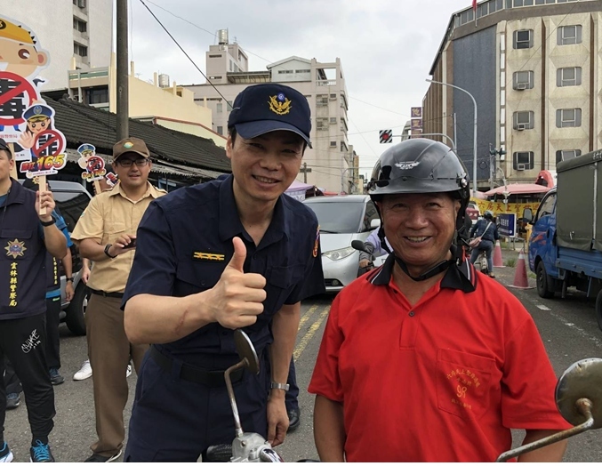 斗南警舉旗宣導交通安全、青春專案 民眾樂開懷。(記者蘇杉郎翻攝)