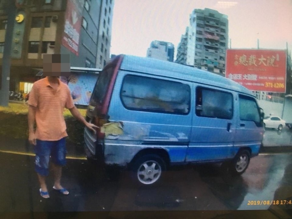 民眾車輛故障。(記者劉明吉翻攝)