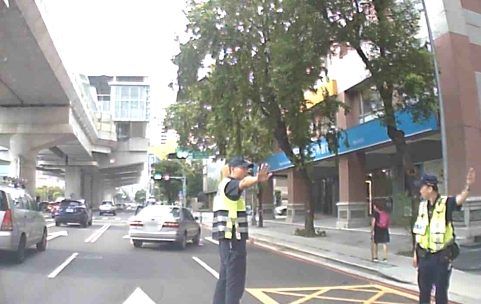 油耗盡車卡路口 大墩警神救援。(記者劉明福翻攝)