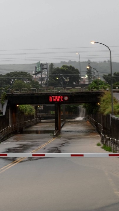 豪大雨來襲 中市府陸續啟動抽水站因應並持續關注水情。(記者林俊維翻攝)