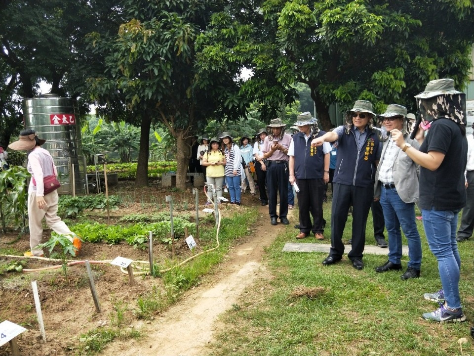 遠離登革熱 中市府攜手疾管署舉辦菜果園管理示範觀摩。(記者高秋敏翻攝)