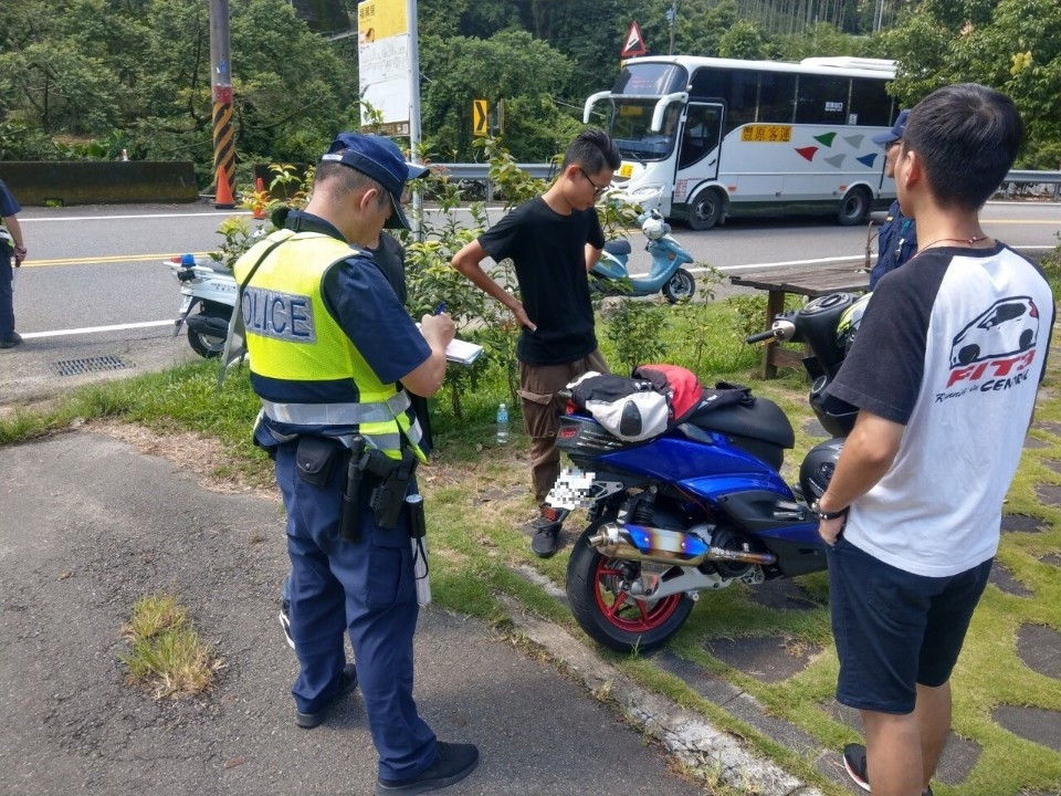 還山區寧靜 東勢警強勢執法。(記者劉秝娟翻攝)