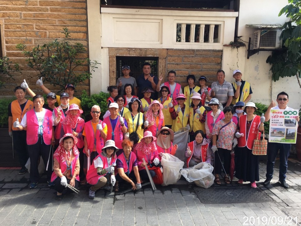 108年世界清潔日金門縣淨街撿菸蒂活動。(記者湖明嬛翻攝)