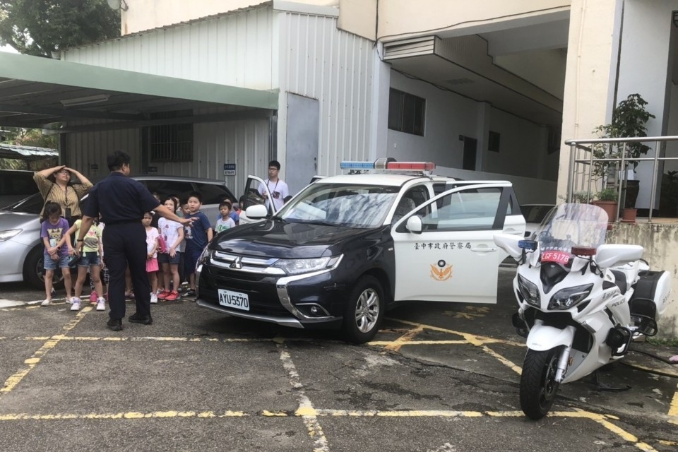 一日小小警察 警犬重機超吸睛。(特派員孫崇文翻攝)