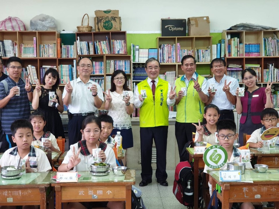 一起享用產銷履歷國產豆奶。(記者何能武翻攝)