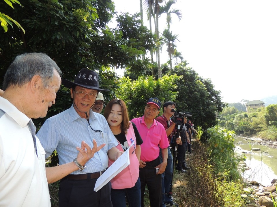 中寮5處道路擋土牆護岸待改善 林明溱會勘砸近500萬元解決。(記者張光雄翻攝)