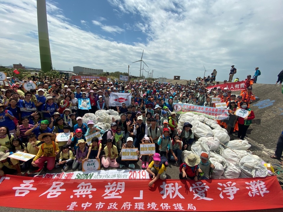 中市府推這個海陸雙享餐 清出714公斤垃圾。(記者劉秝娟翻攝)