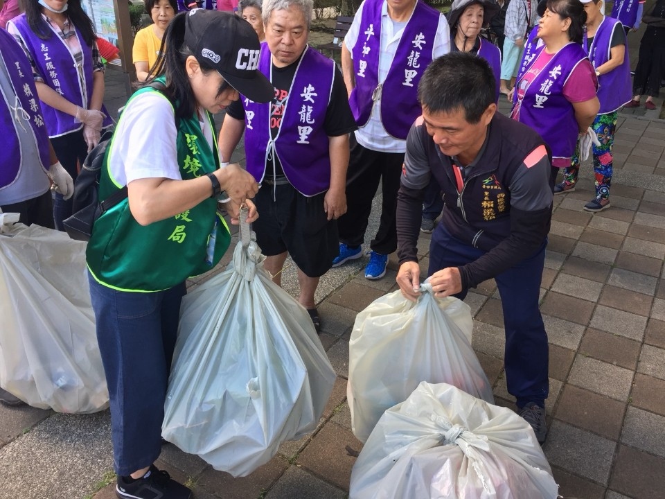 中市府推這個海陸雙享餐 清出714公斤垃圾。(記者劉秝娟翻攝)