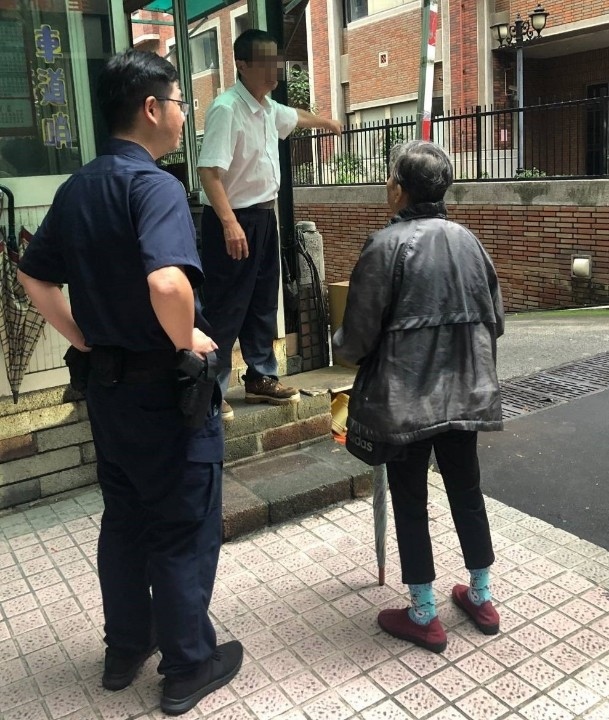 八旬婦外出練舞忘了返家路 暖警挨家挨戶詢問助返家。(記者高秋敏翻攝)