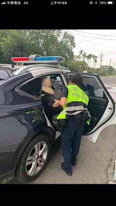 公正警護送路倒翁返家。(記者蘇杉郎翻攝)