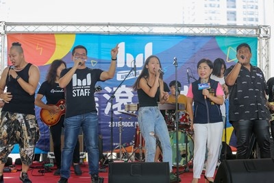 副市長楊瓊瓔-新聞局長吳皇昇與老諾樂團在記者會上熱力開唱。(記者白信東翻攝)