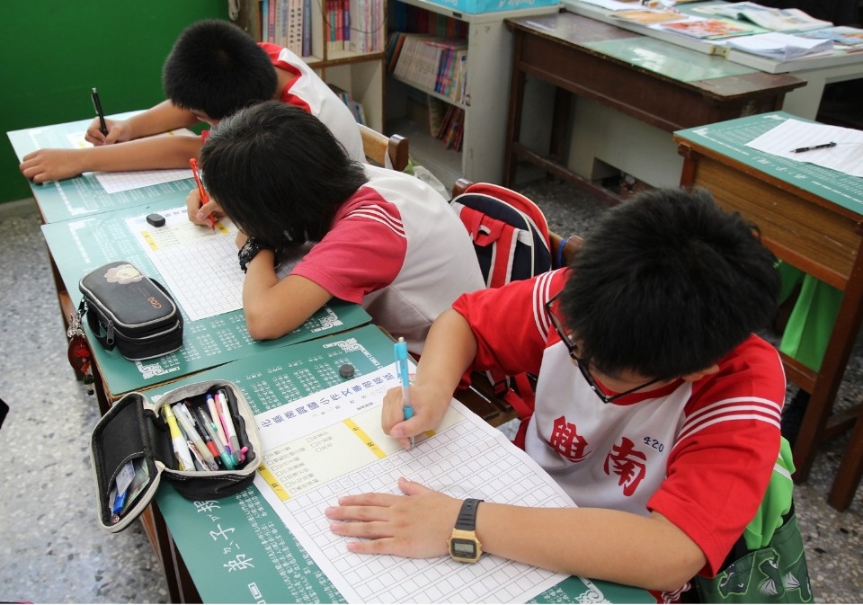 南興國小孩童努力構思寫給資助童的作文內容。(記者劉明福翻攝)
