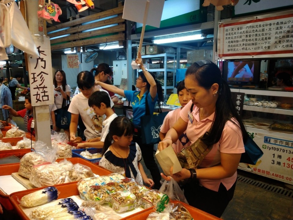 吃貨必看！ 建國市場打折促銷賺好康。(記者劉明福翻攝)