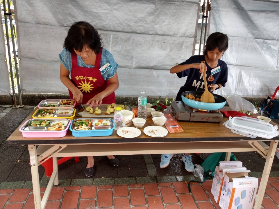 吃貨必看！ 建國市場打折促銷賺好康。(記者劉明福翻攝)