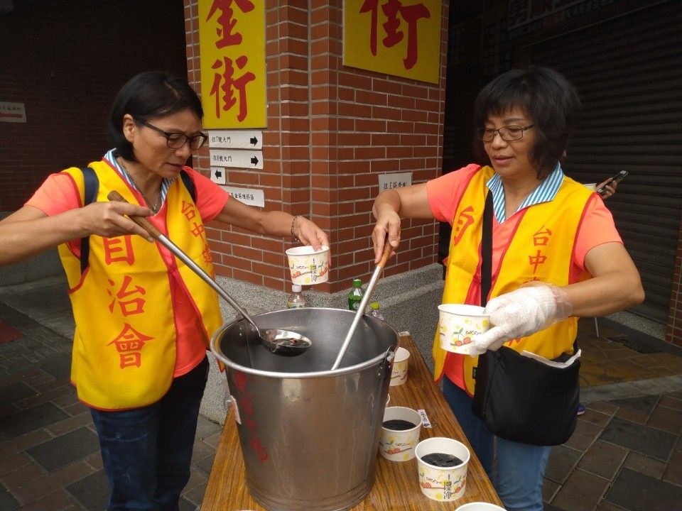 吃貨必看！ 建國市場打折促銷賺好康。(記者劉明福翻攝)