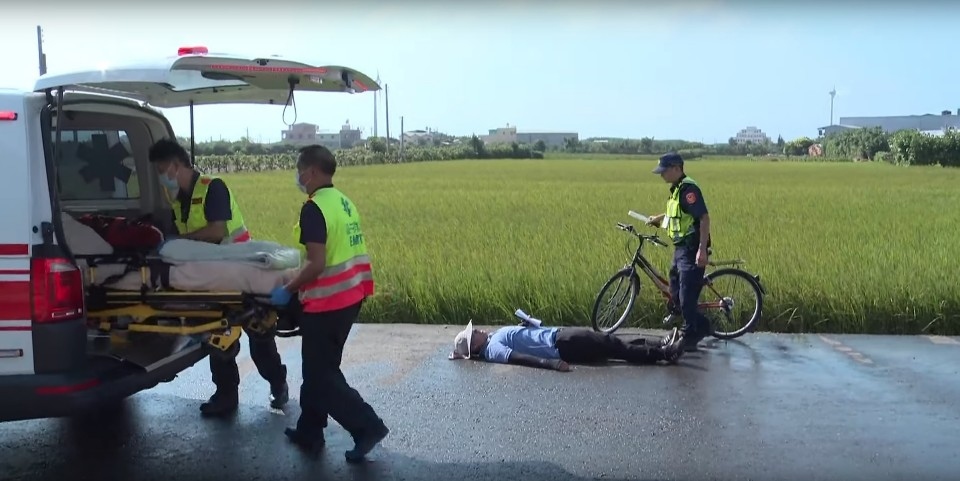 救護車參與演練 場面逼真。(記者張越安翻攝)