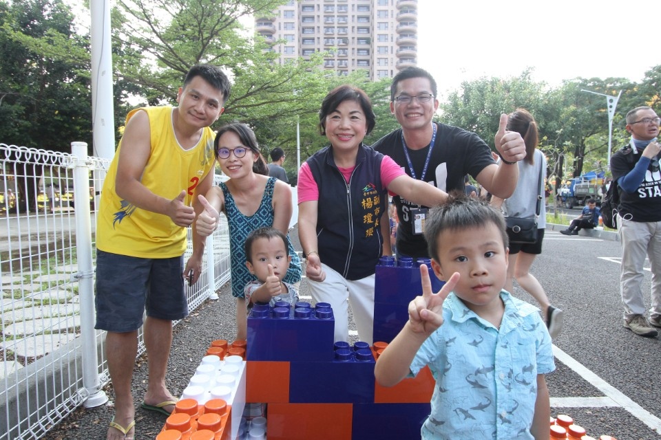 楊副市長到積木遊戲區親切與親子互動。(特派員林惠貞翻攝)