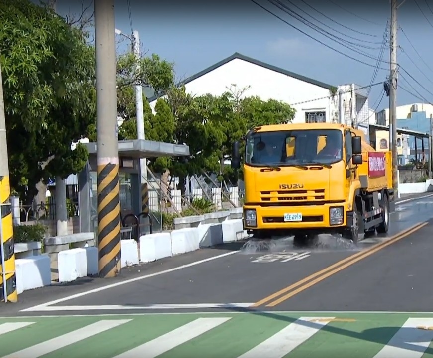 灑水車洗掃道路。(記者張越安翻攝)