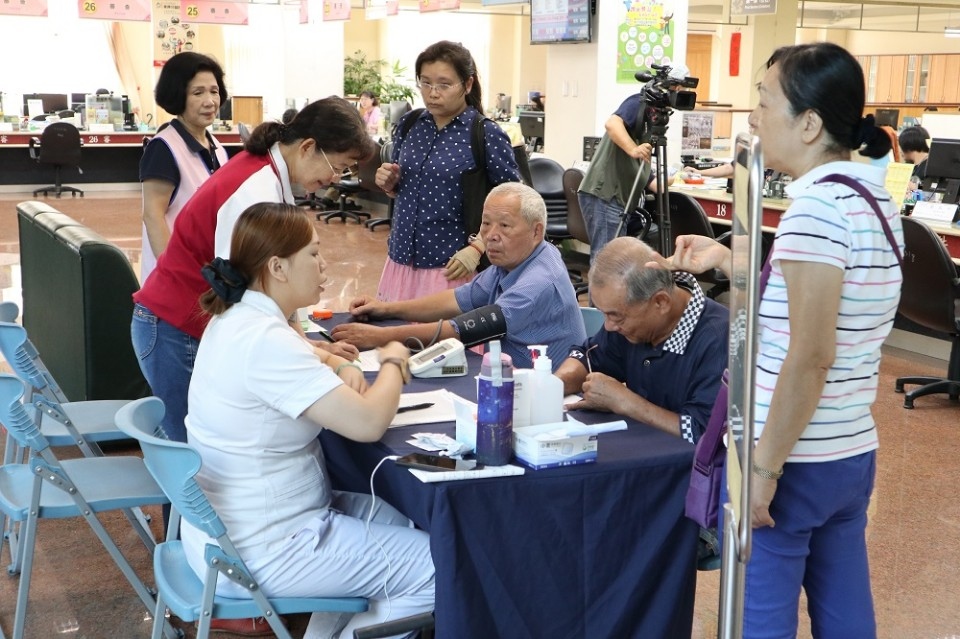 異業結盟貼心服務 中山地政所設健康管理站。(記者白信東翻攝)