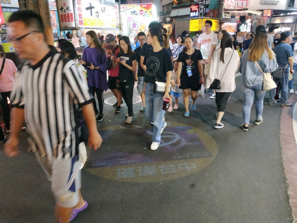 逛街注意腳下！2020台灣燈會主視覺 現蹤逢甲夜市。(記者白信東翻攝)